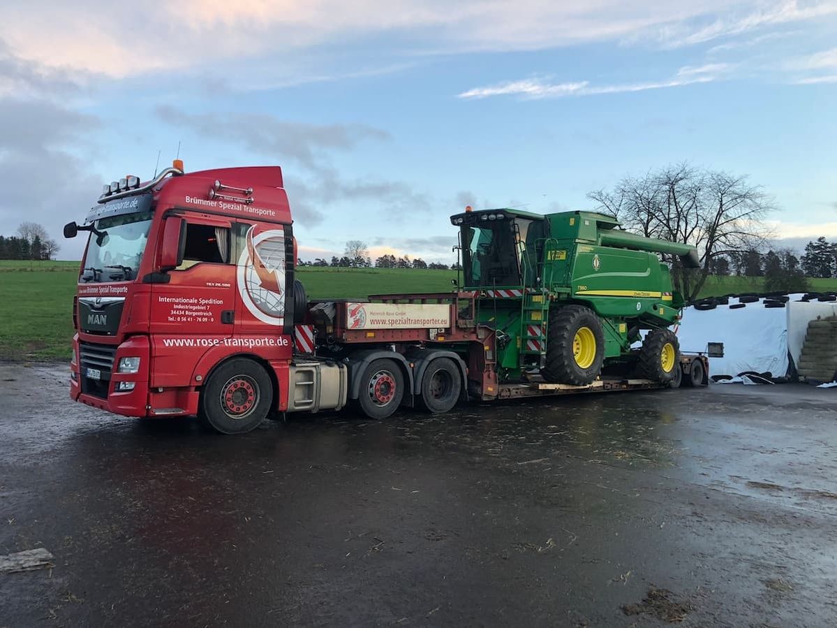 LKW beladen mit Baumaschine